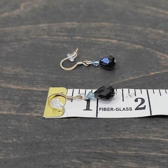 Vtg little faceted blue & black beaded drop earrings - Picture 6 of 6